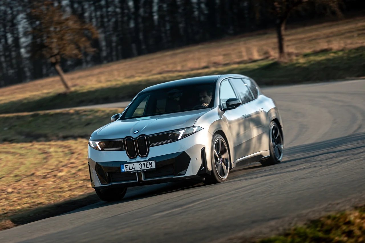 BMW iX3 40 sDrive za jízdy na české venkovské silnici