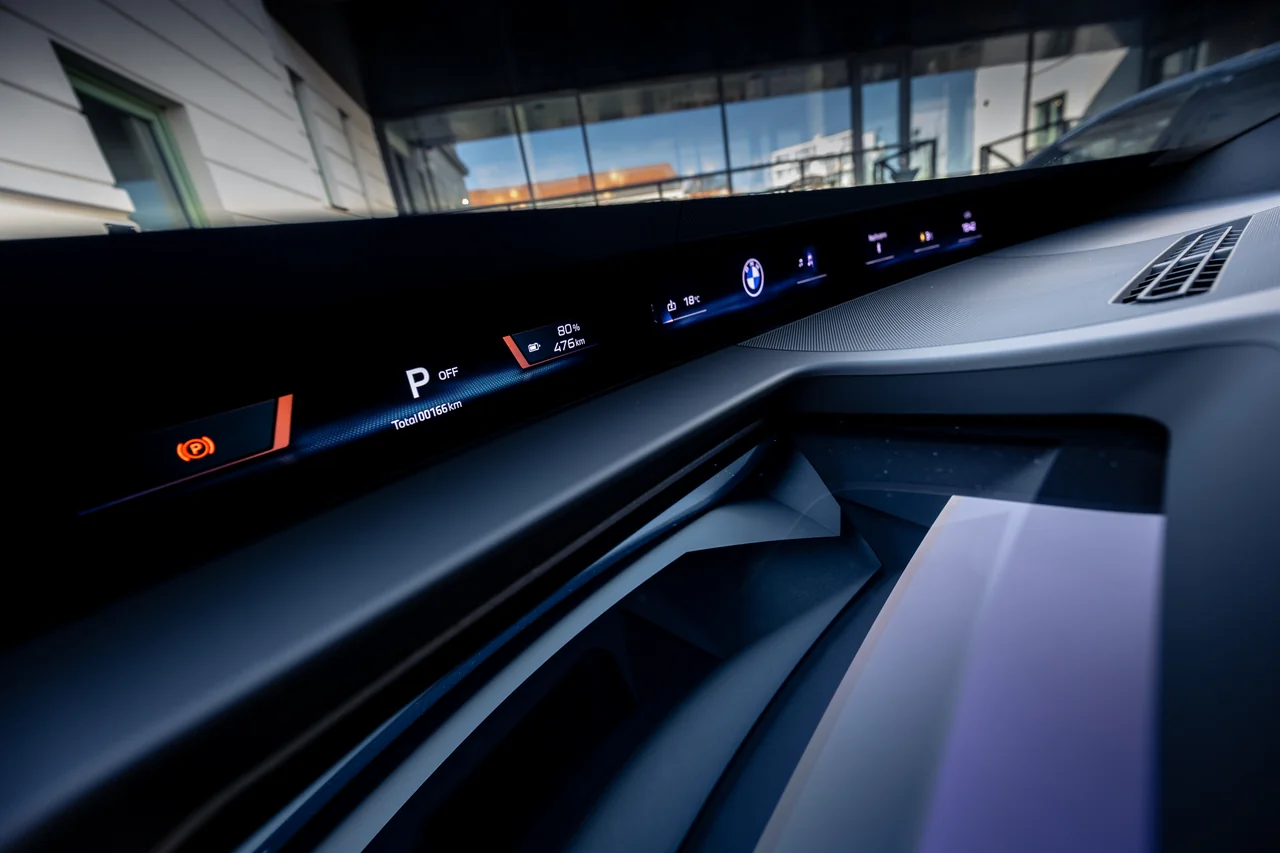 BMW Panoramic Vision - displejové pole přes celou šířku čelního skla iX3