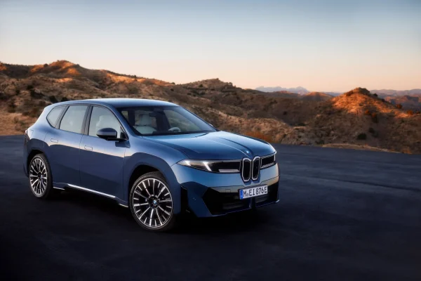 BMW iX3 50 xDrive s pneumatikami Pirelli P Zero