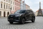 Chery Tiggo 4 HEV, černá metalíza, na olomouckém Horním náměstí s Sloupem Nejsvětější Trojice v pozadí