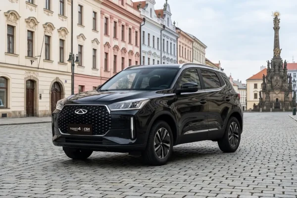 Chery Tiggo 4 HEV, černá metalíza, na olomouckém Horním náměstí s Sloupem Nejsvětější Trojice v pozadí