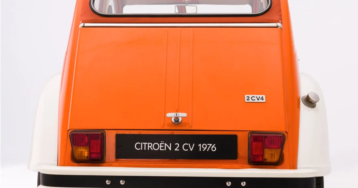 Citroën 2 CV Spot 1976 zadní pohled, oranžovo-bílá kombinace