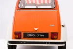 Citroën 2 CV Spot 1976 zadní pohled, oranžovo-bílá kombinace