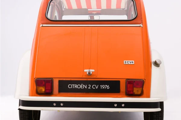 Citroën 2 CV Spot 1976 zadní pohled, oranžovo-bílá kombinace