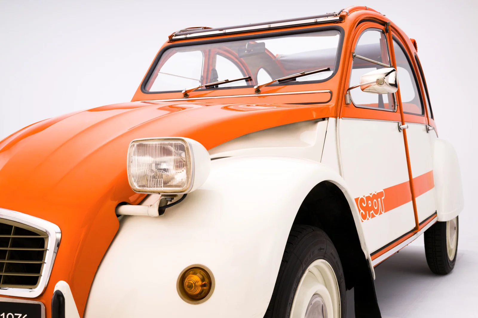 Citroën 2 CV Spot 1976, oranžovo-bílá kombinace, kulaté světlomety