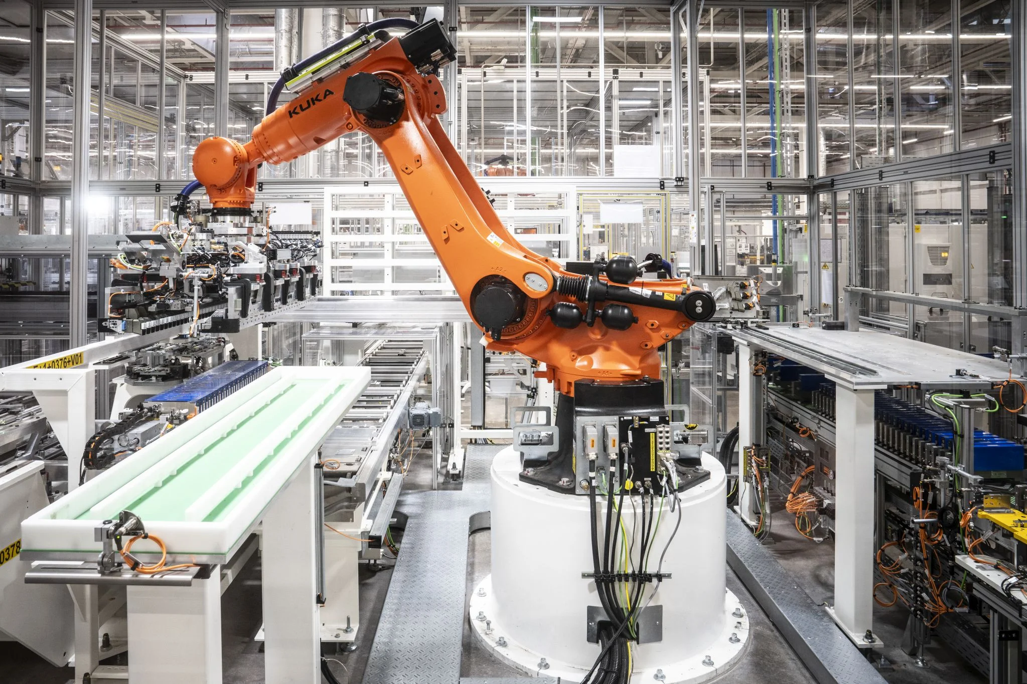 Robotická ruka KUKA při výrobě baterií SEAT a CUPRA v Martorellu