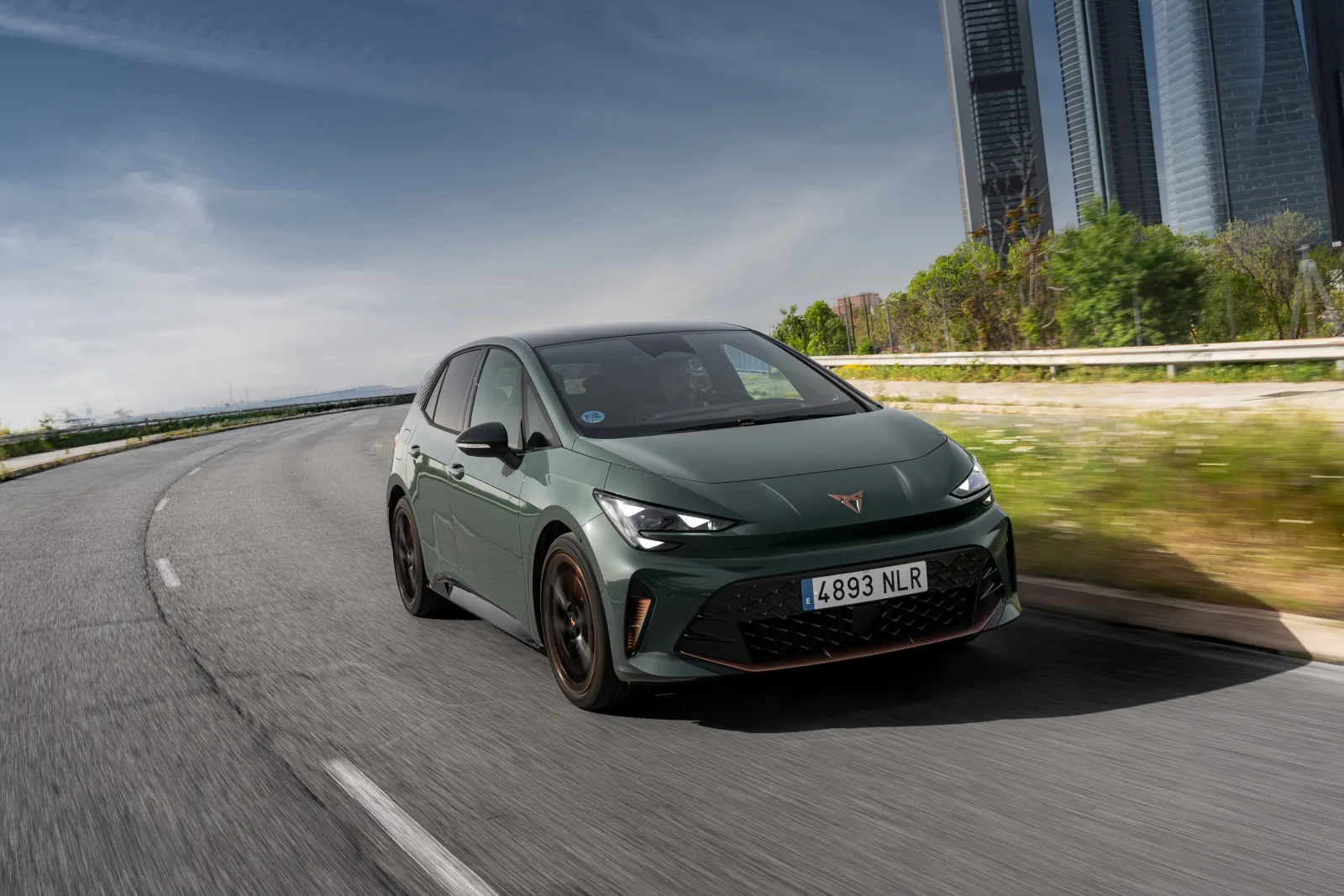 CUPRA Born 2026 v tmavě zelené barvě, pohled zezadu