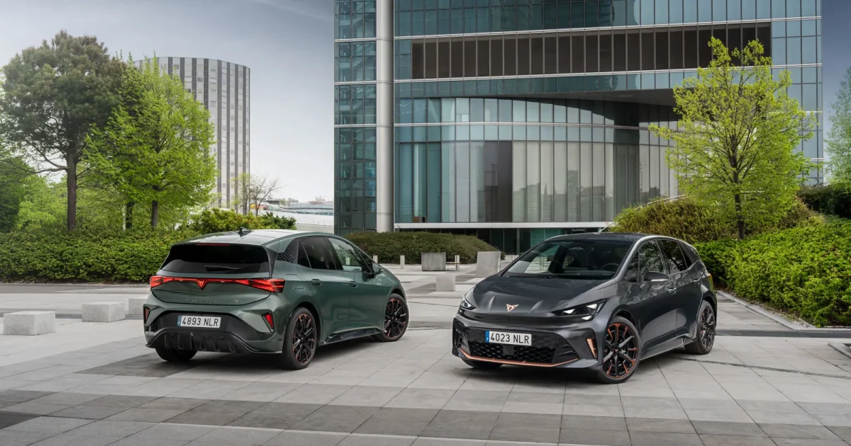Nová CUPRA Born 2026, dva vozy v zelené a šedé barvě