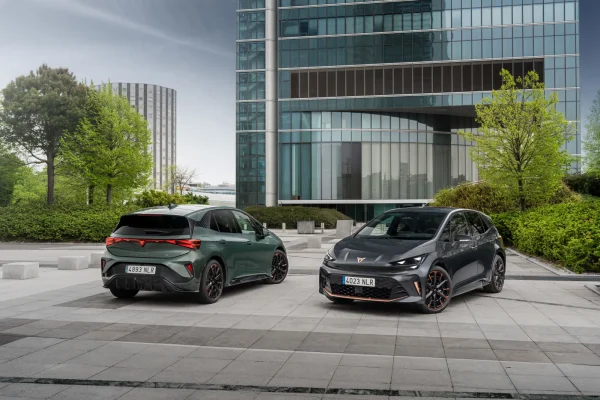 Nová CUPRA Born 2026, dva vozy v zelené a šedé barvě