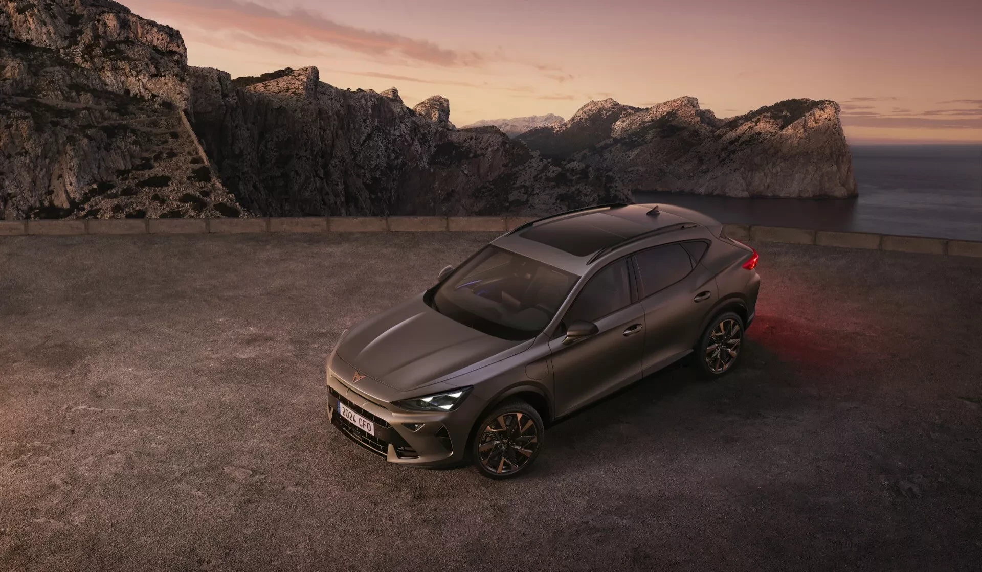CUPRA Formentor zezadu z výšky v horské krajině