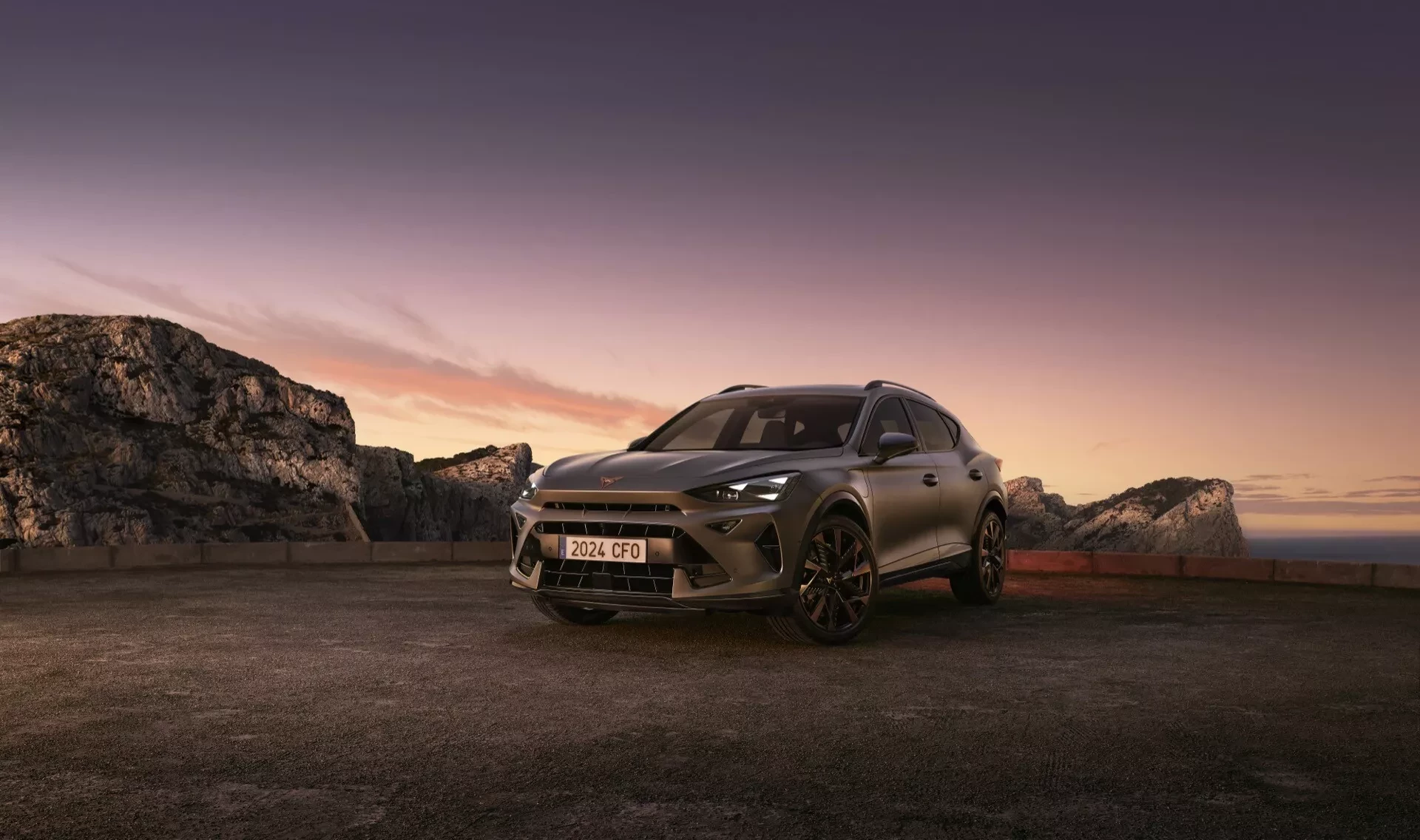 CUPRA Formentor čelní pohled za soumraku