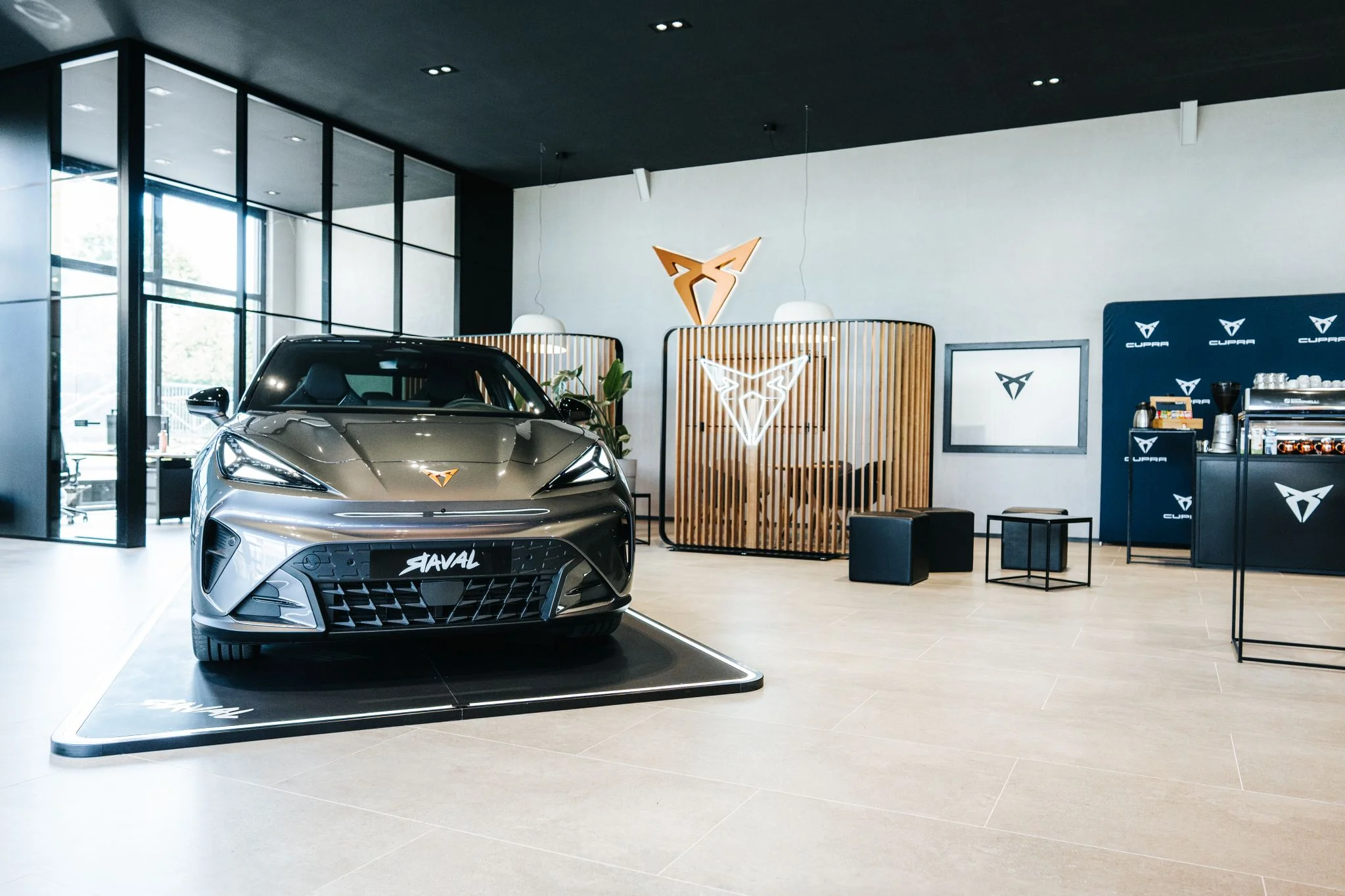 CUPRA Raval ve výstavním showroomu, čelní pohled
