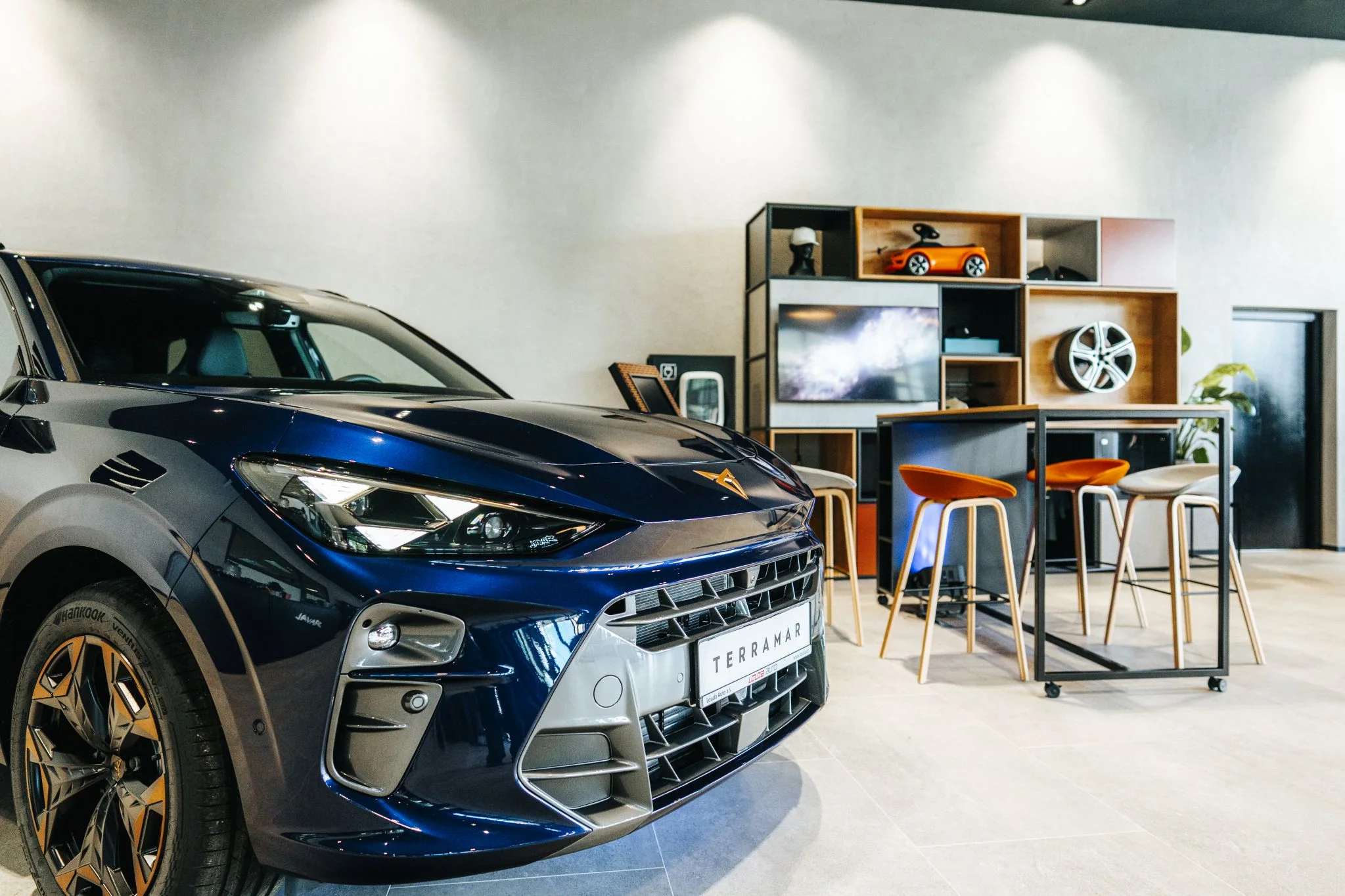 CUPRA Terramar s registrační značkou v showroomu CUPRA Garage Teplice