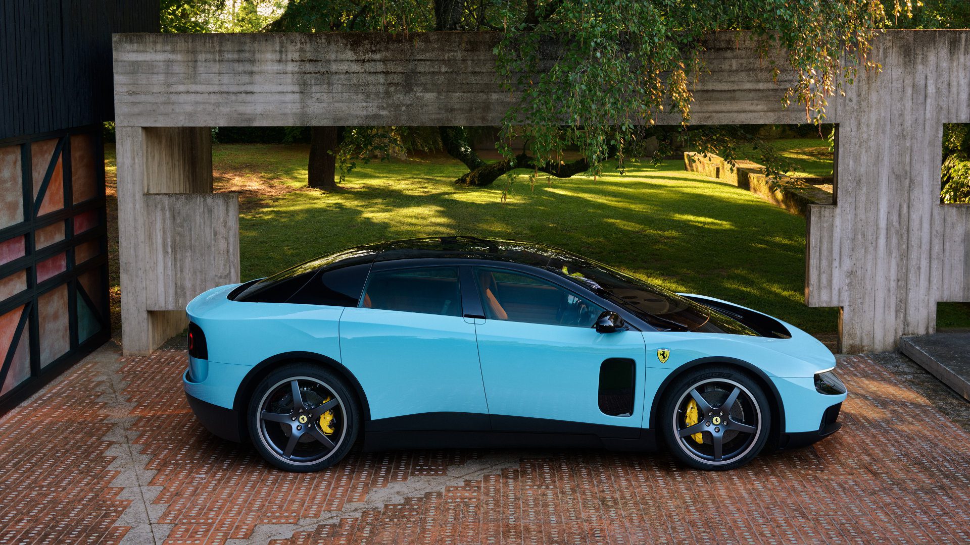 Ferrari Luce boční profil - elektrický pětimístný liftback