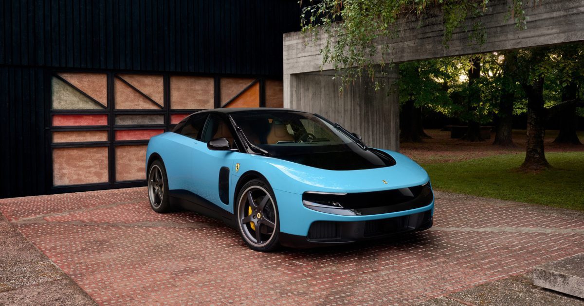Ferrari Luce - první elektrické Ferrari, světle modré liftback kupé, přední pohled