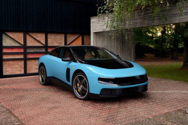 Ferrari Luce - první elektrické Ferrari, světle modré liftback kupé, přední pohled