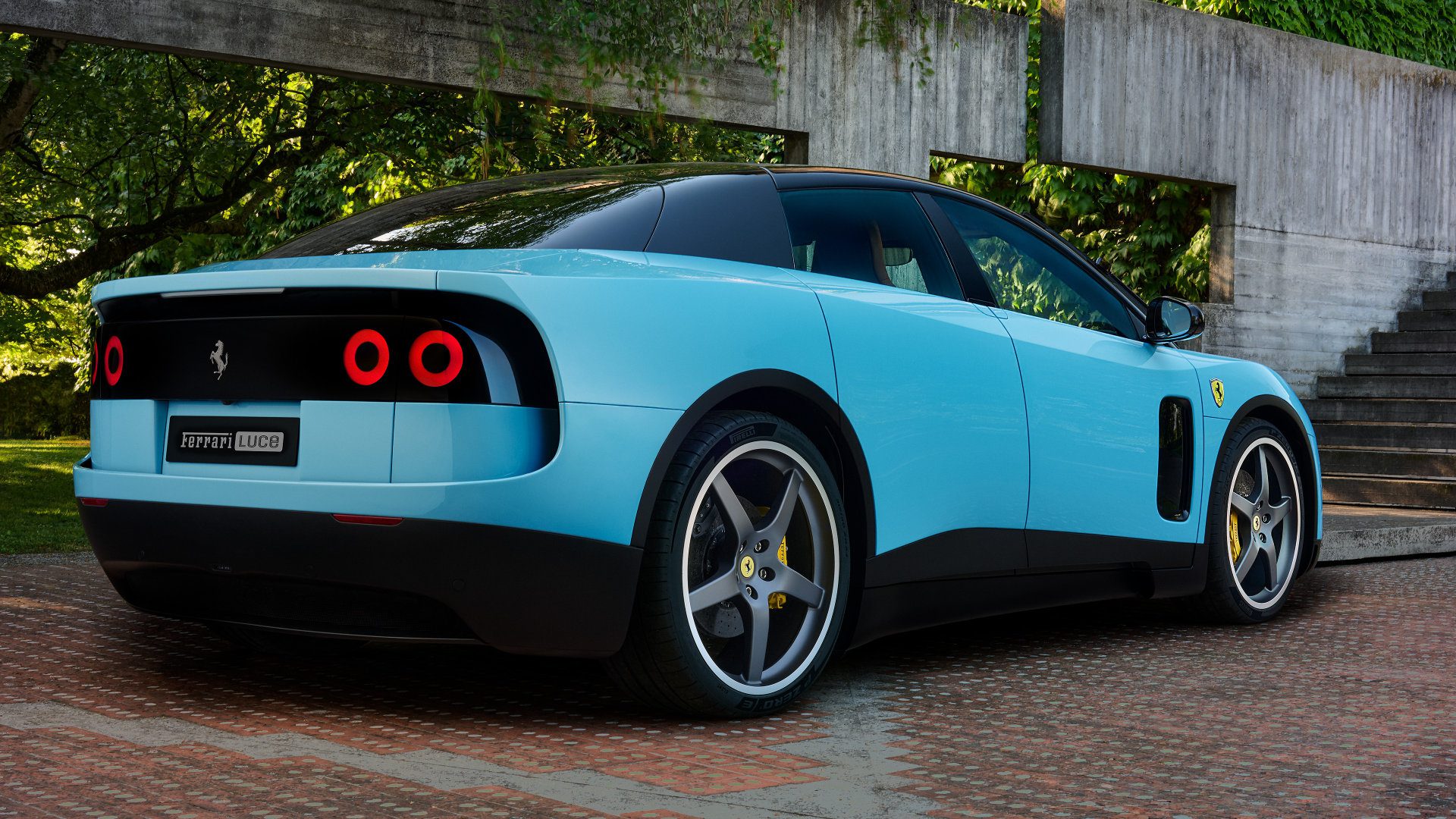 Ferrari Luce zezadu s kulatými světly a nápisem Ferrari Luce