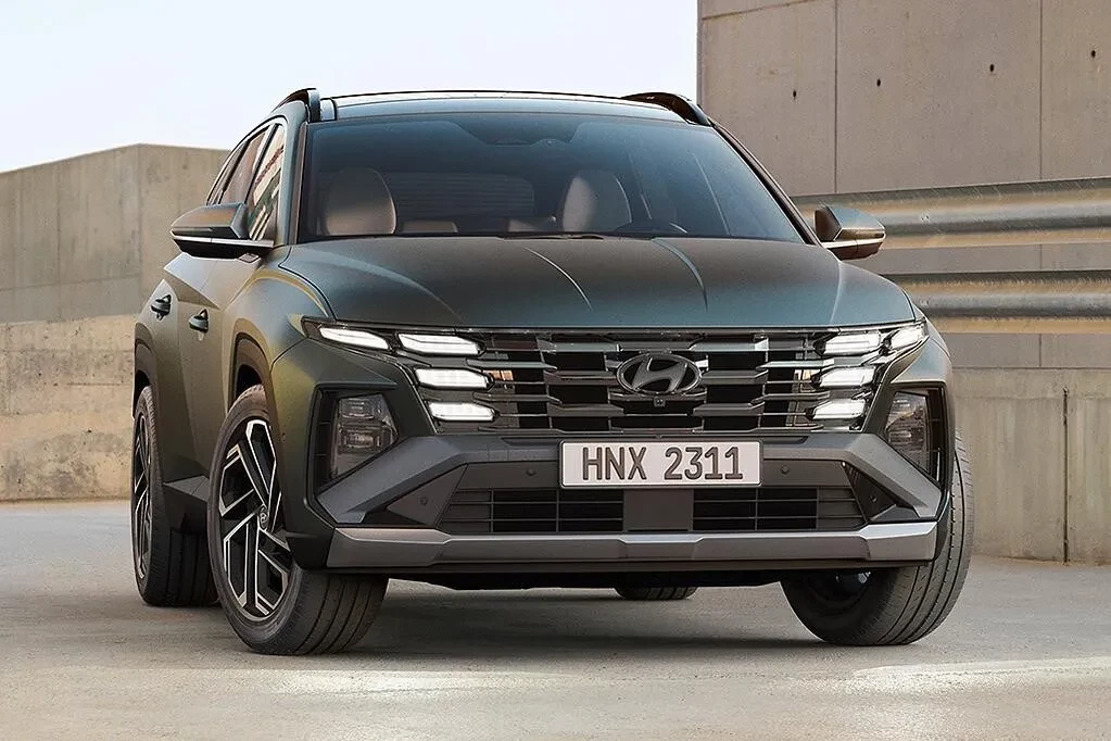 Hyundai Tucson na zpevněné cestě v městském prostředí