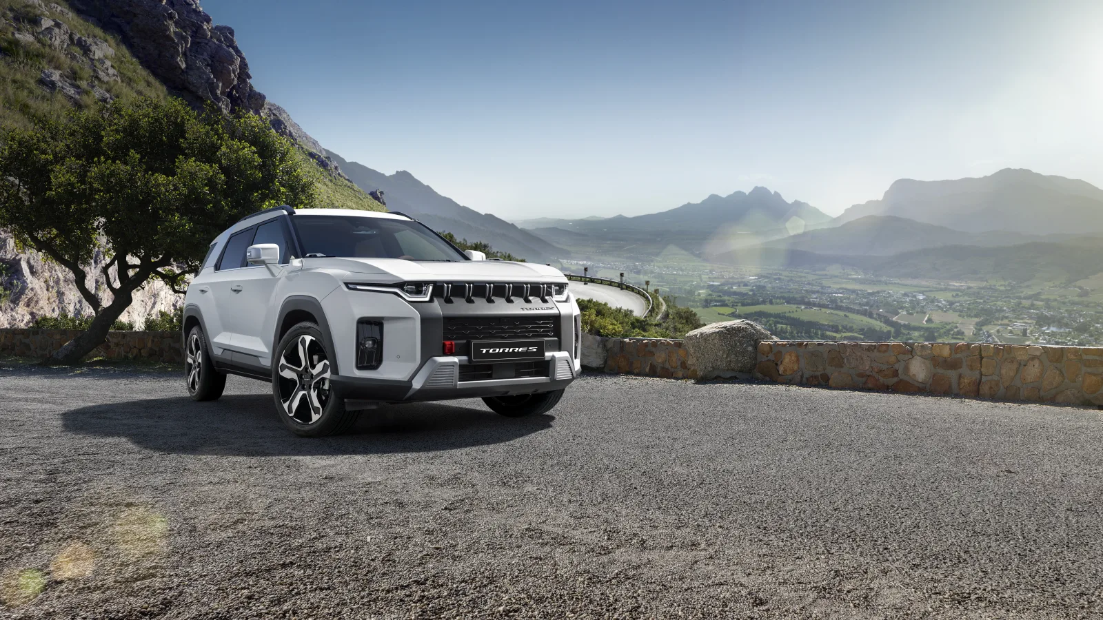 KGM Torres - bílé SUV s off-road stylováním v horské krajině