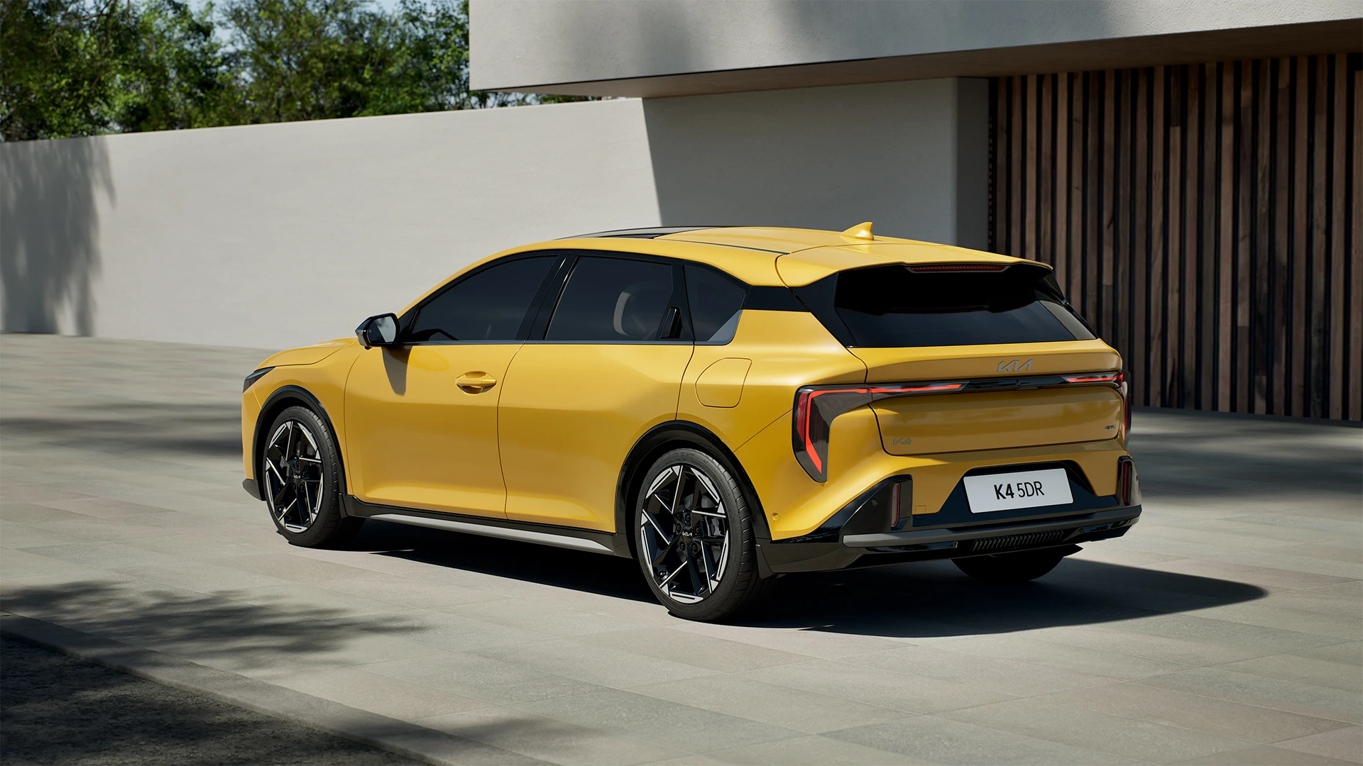 Kia K4 hatchback zezadu