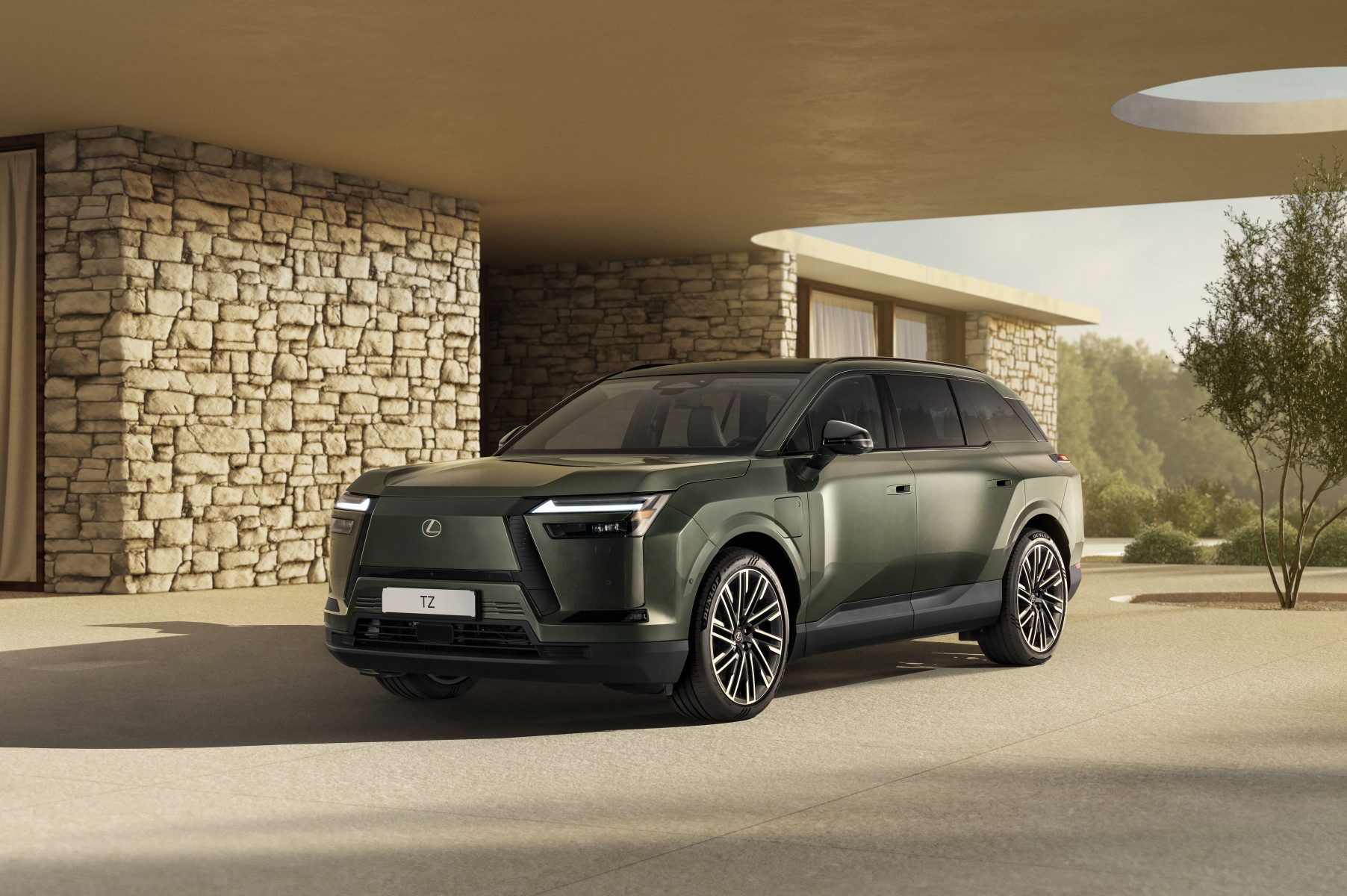 Lexus TZ exteriér s nabíjecím portem na předním blatníku