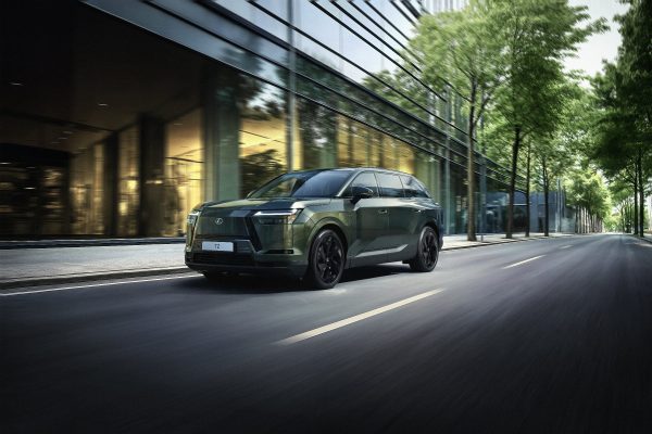 Lexus TZ elektromobil zelená barva exteriér