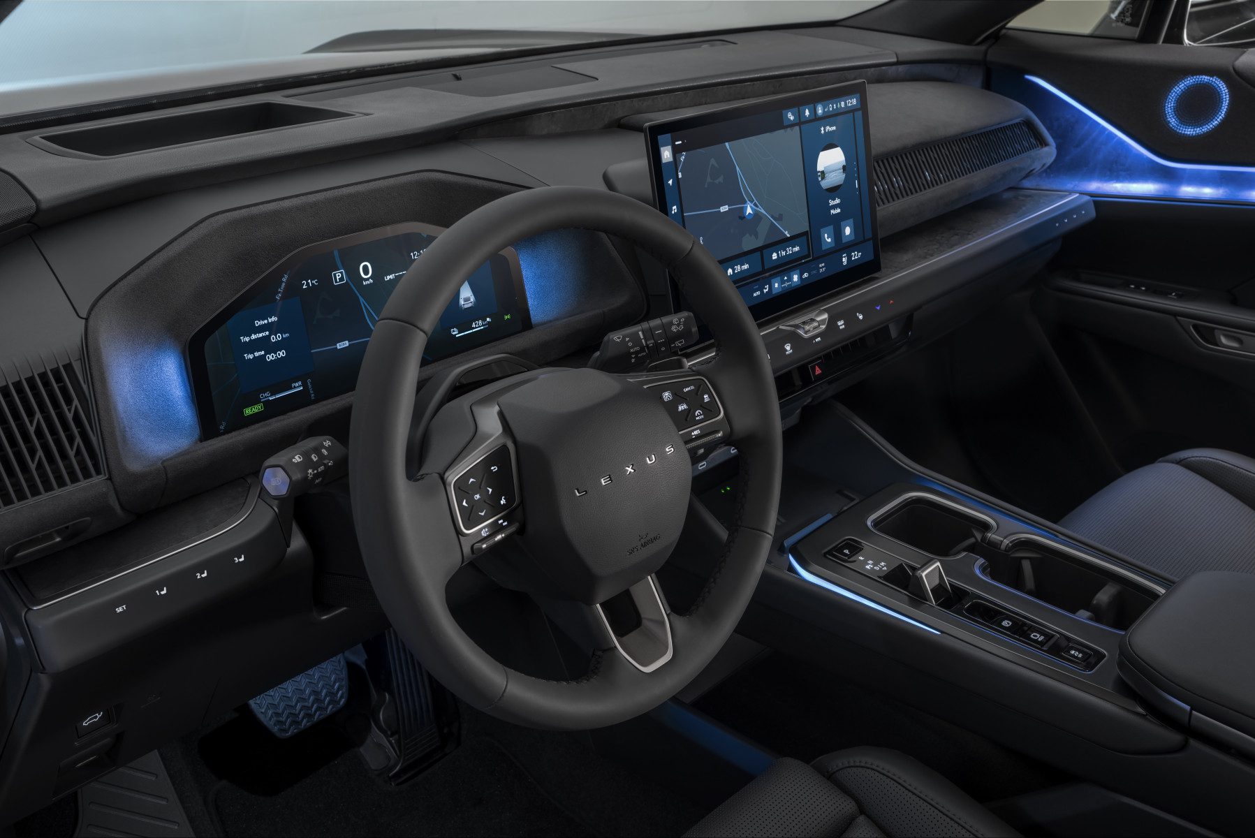 Interiér Lexus TZ s modrým ambientním osvětlením a centrálním displejem