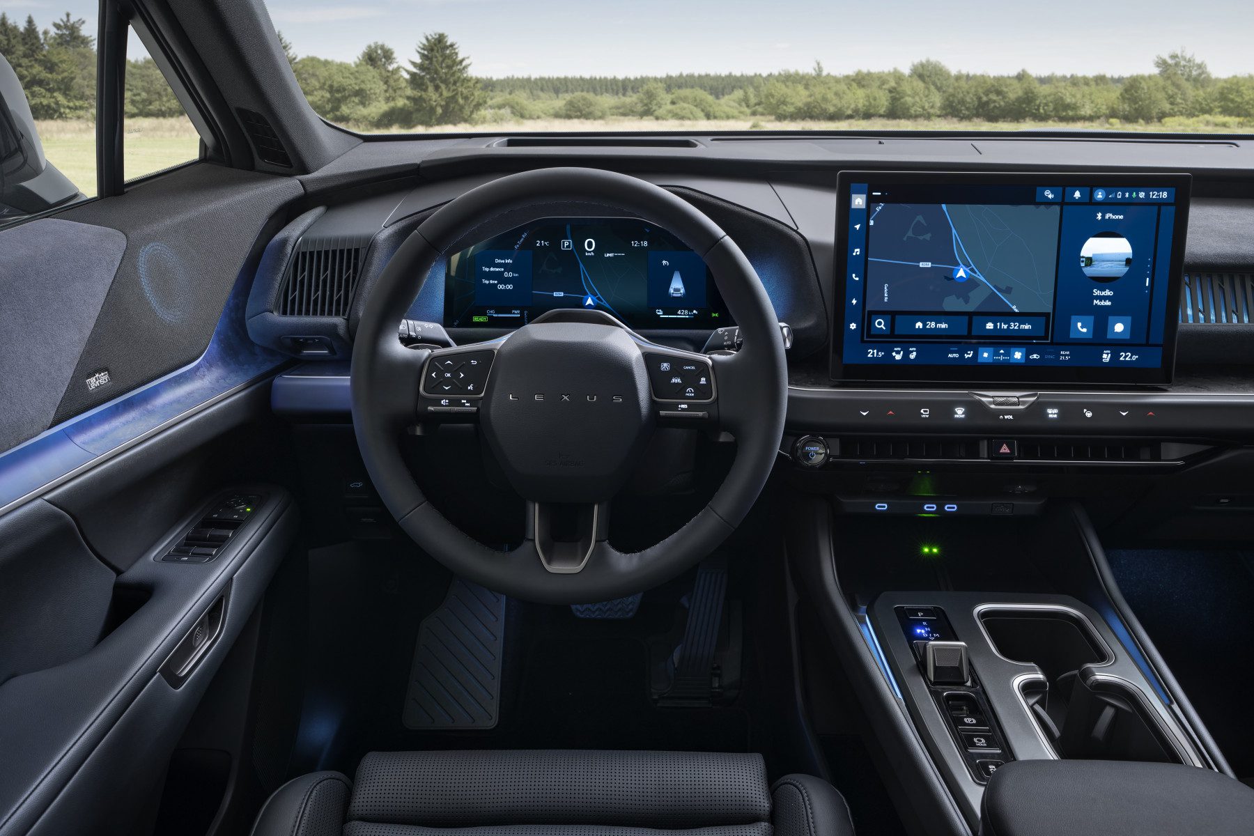 Interiér Lexus TZ s digitálním přístrojovým štítem a centrálním displejem