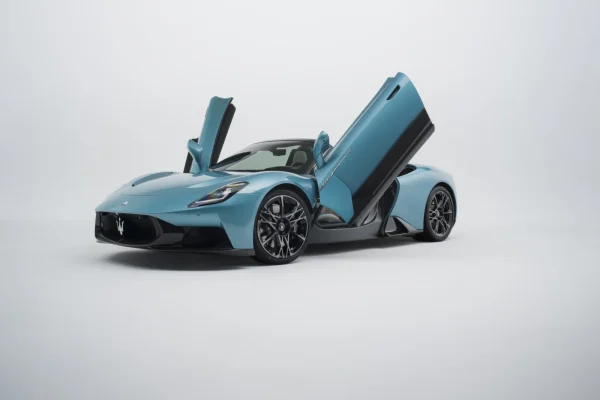 Maserati MCPURA s otevřenými dveřmi typu motýl