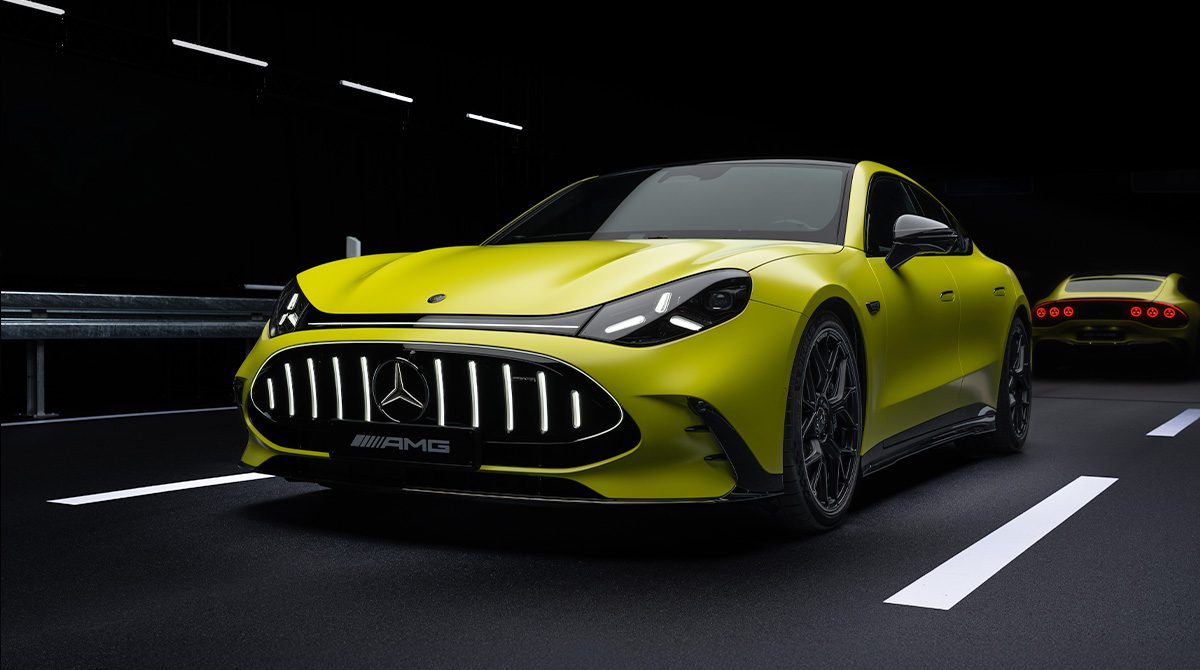 Žlutý Mercedes-AMG GT 4-Door Coupé elektrický přední pohled na silnici