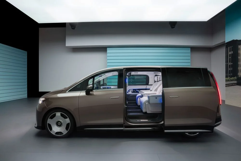 Mercedes-Benz VLE z bočního pohledu s otevřenými posuvnými dveřmi a viditelným prémiovým interiérem