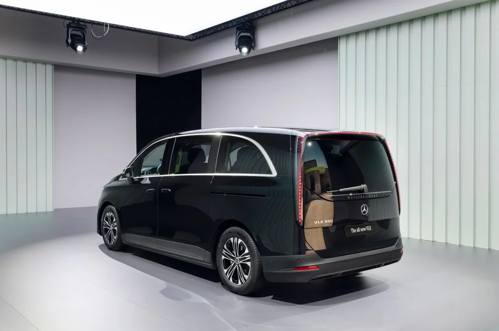 Mercedes-Benz VLE 300 v černé barvě, zadní pohled v showroomu