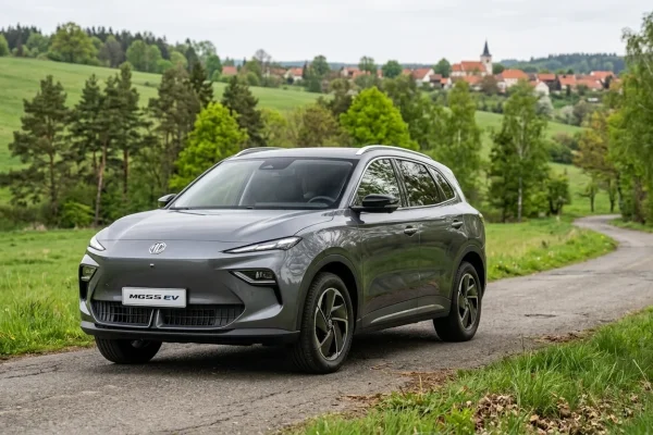 MG S5 EV na české venkovské silnici