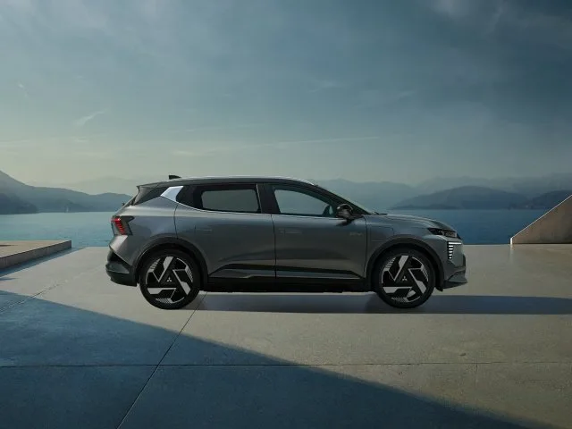 Mitsubishi Eclipse Cross BEV z boku, šedá barva