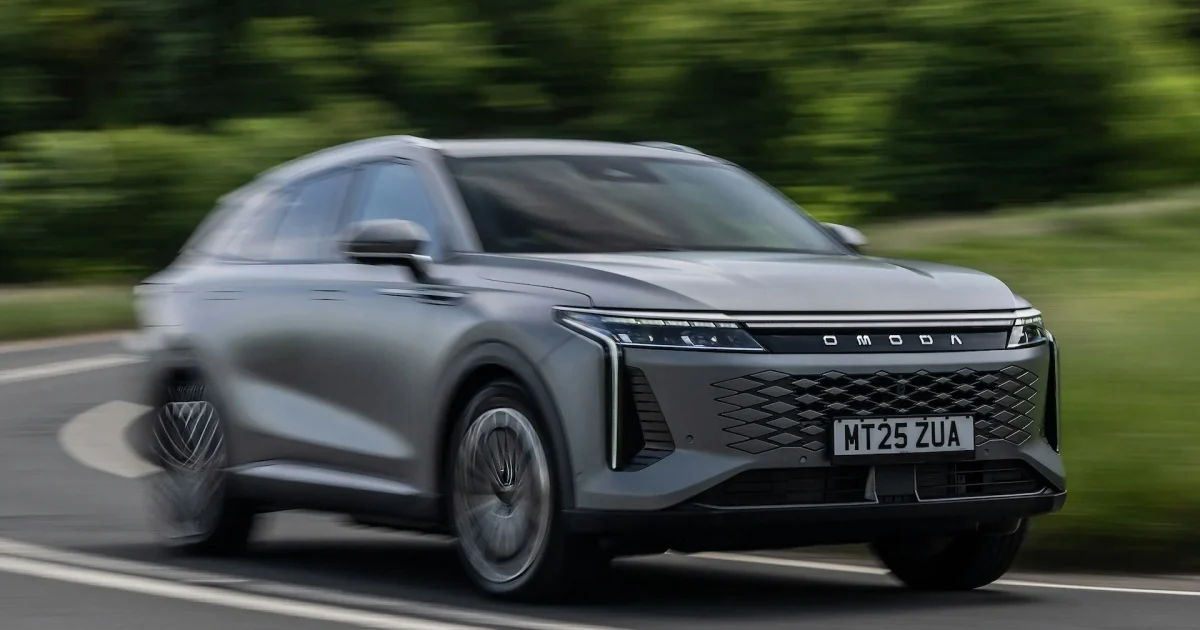 Omoda 9 SHS PHEV — pohled zepředu z trojčtvrtinového úhlu