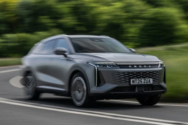 Omoda 9 SHS PHEV — pohled zepředu z trojčtvrtinového úhlu