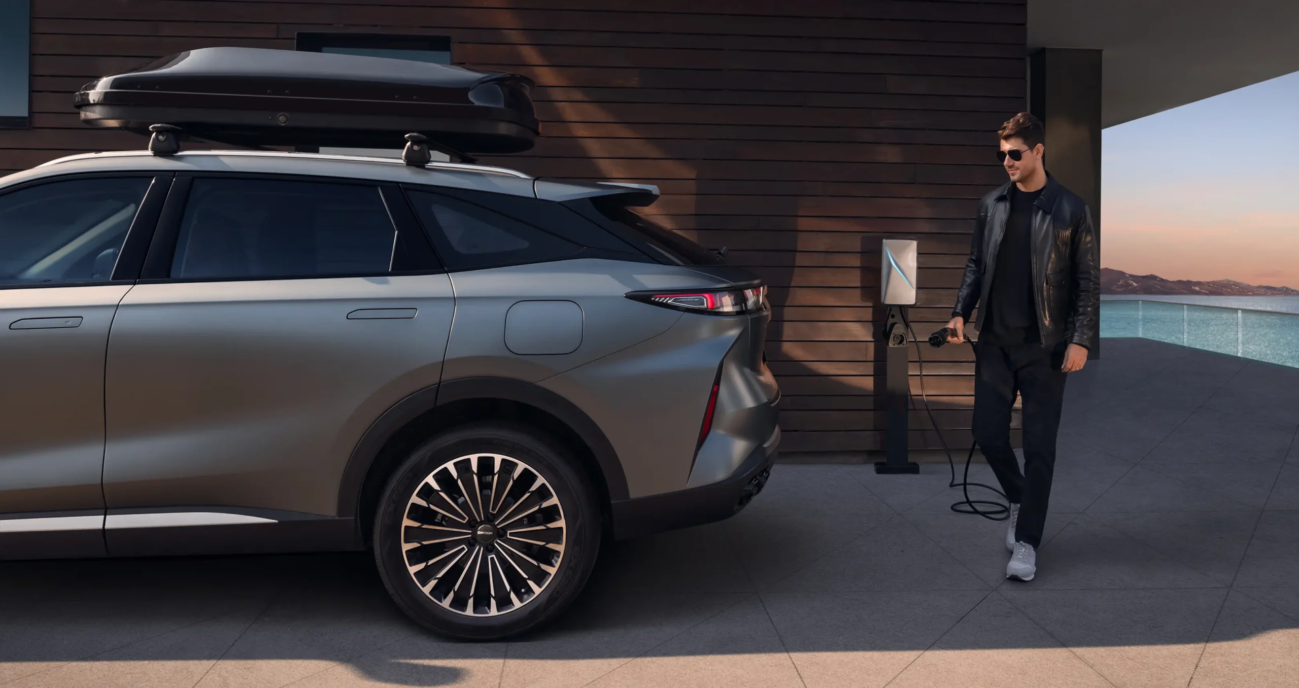 Omoda 9 zezadu - coupe-SUV linie a průběžné světlo