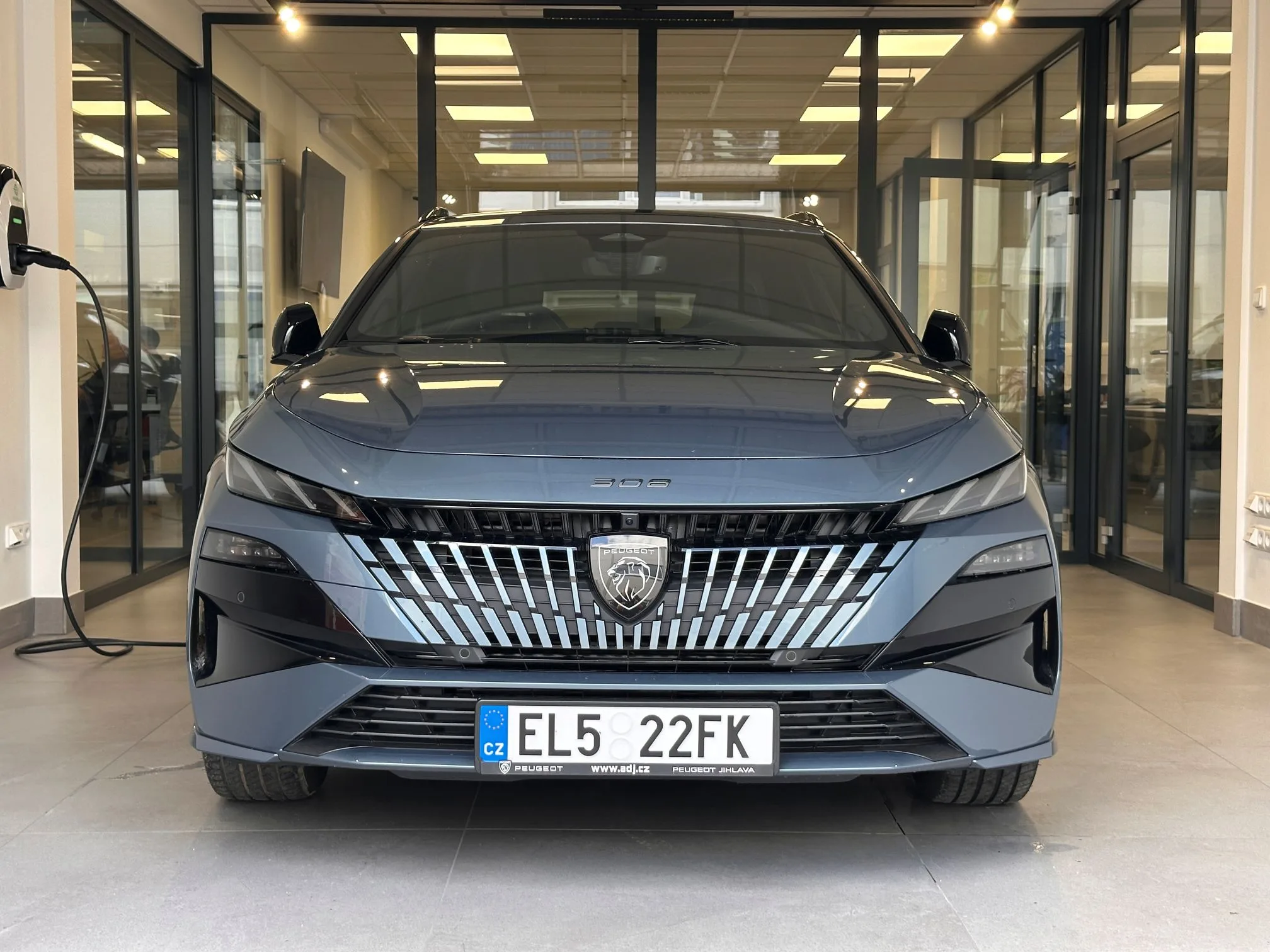 Peugeot 408 v showroomu nového koncesionáře ADJ.CZ v Jihlavě