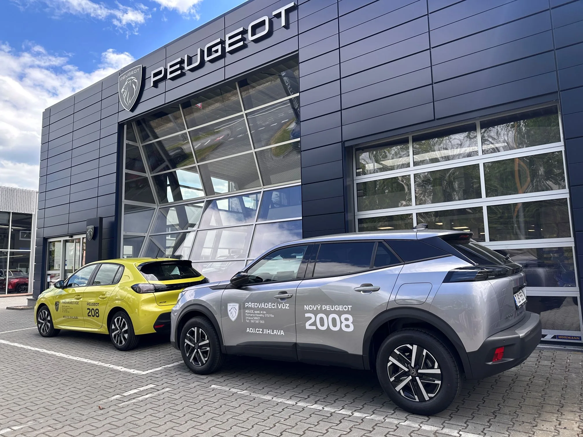 Peugeot 208 a 2008 před nově otevřeným showroomem ADJ.CZ v Jihlavě