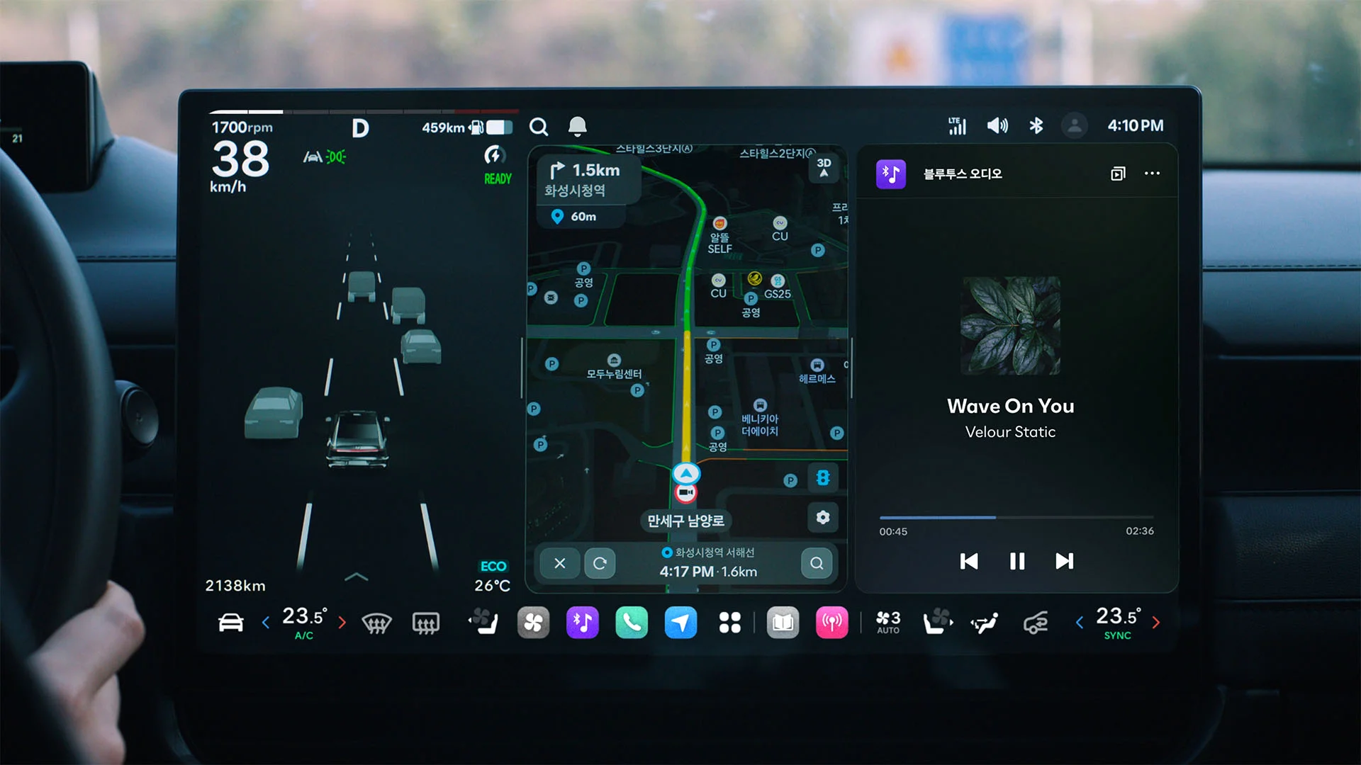 Pleos Connect: dělený centrální displej s 3D zobrazením provozu, navigací a přehrávačem hudby