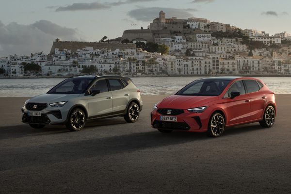 SEAT Ibiza a SEAT Arona stojí vedle sebe - tři poslední benzínové modely tvoří současné portfolio značky