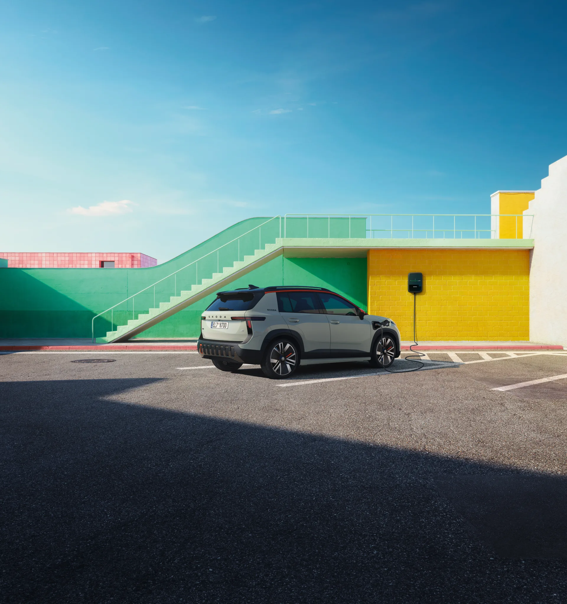 Škoda Epiq při nabíjení - zadní pohled