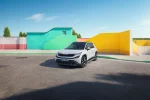 Bílá Škoda Epiq z předního tříčtvrtečního pohledu