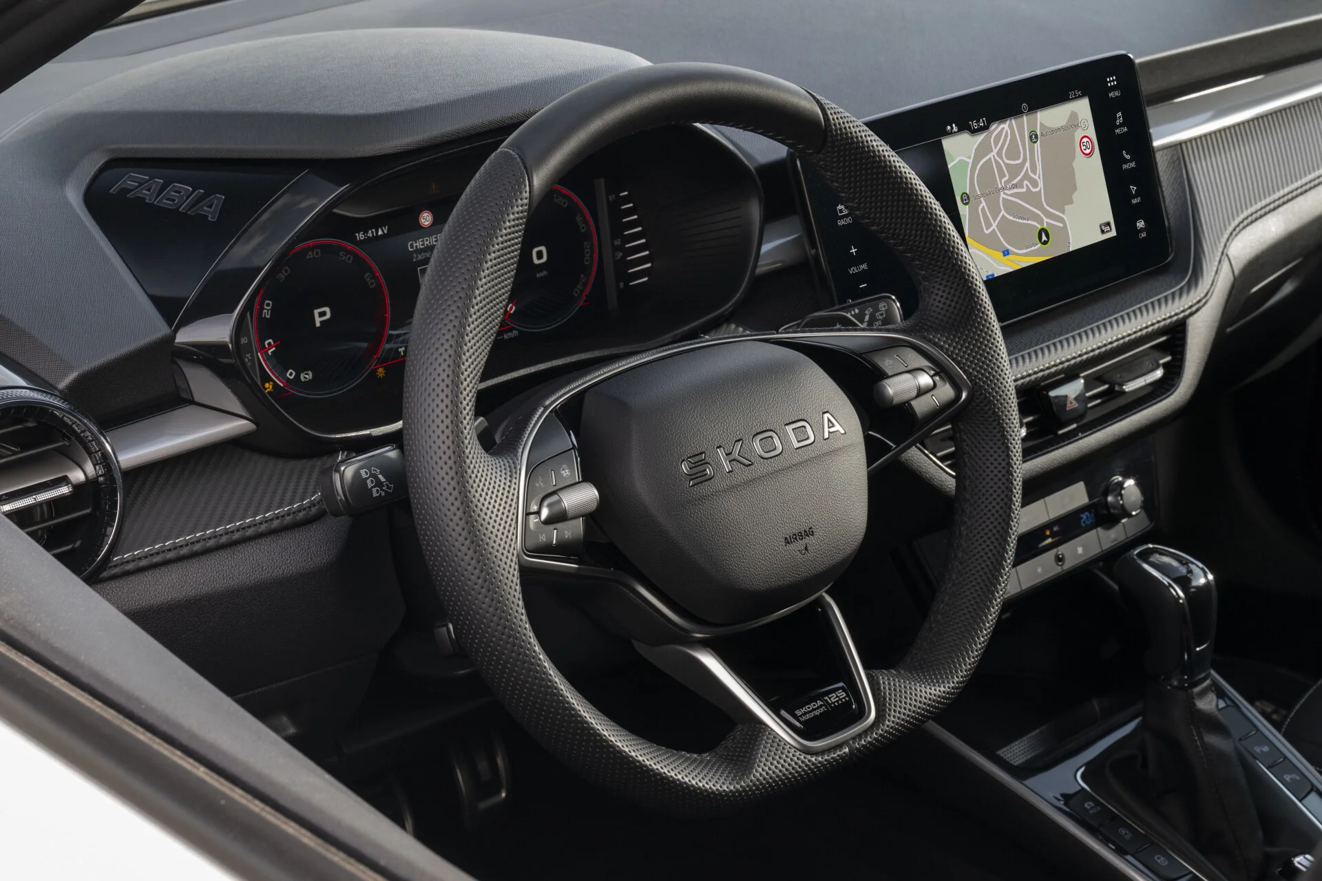 Škoda Fabia Motorsport Edition - palubní deska s digitálním přístrojovým displejem a sportovní volant s emblémem Škoda Motorsport 125