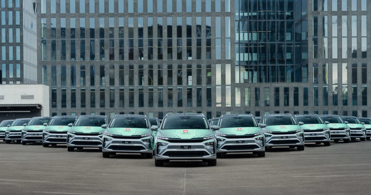Flotila 53 elektromobilů Škoda Elroq a Enyaq se zelenou hokejovou grafikou pro IIHF 2026