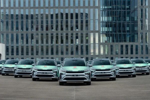 Flotila 53 elektromobilů Škoda Elroq a Enyaq se zelenou hokejovou grafikou pro IIHF 2026