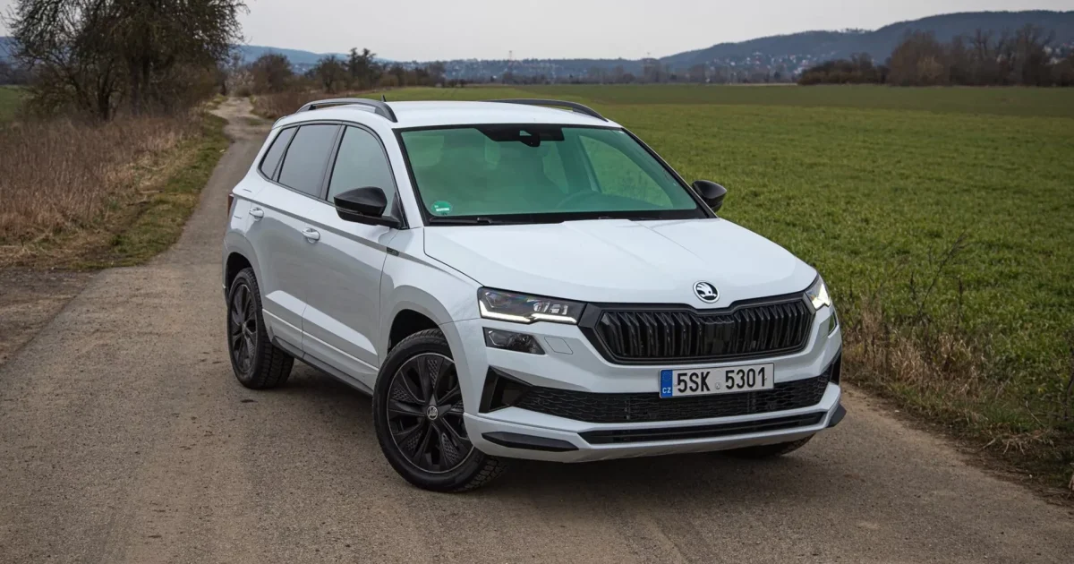 Škoda Karoq po faceliftu z roku 2022 zepředu, pohled tří čtvrtin