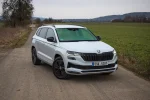 Škoda Karoq po faceliftu z roku 2022 zepředu, pohled tří čtvrtin