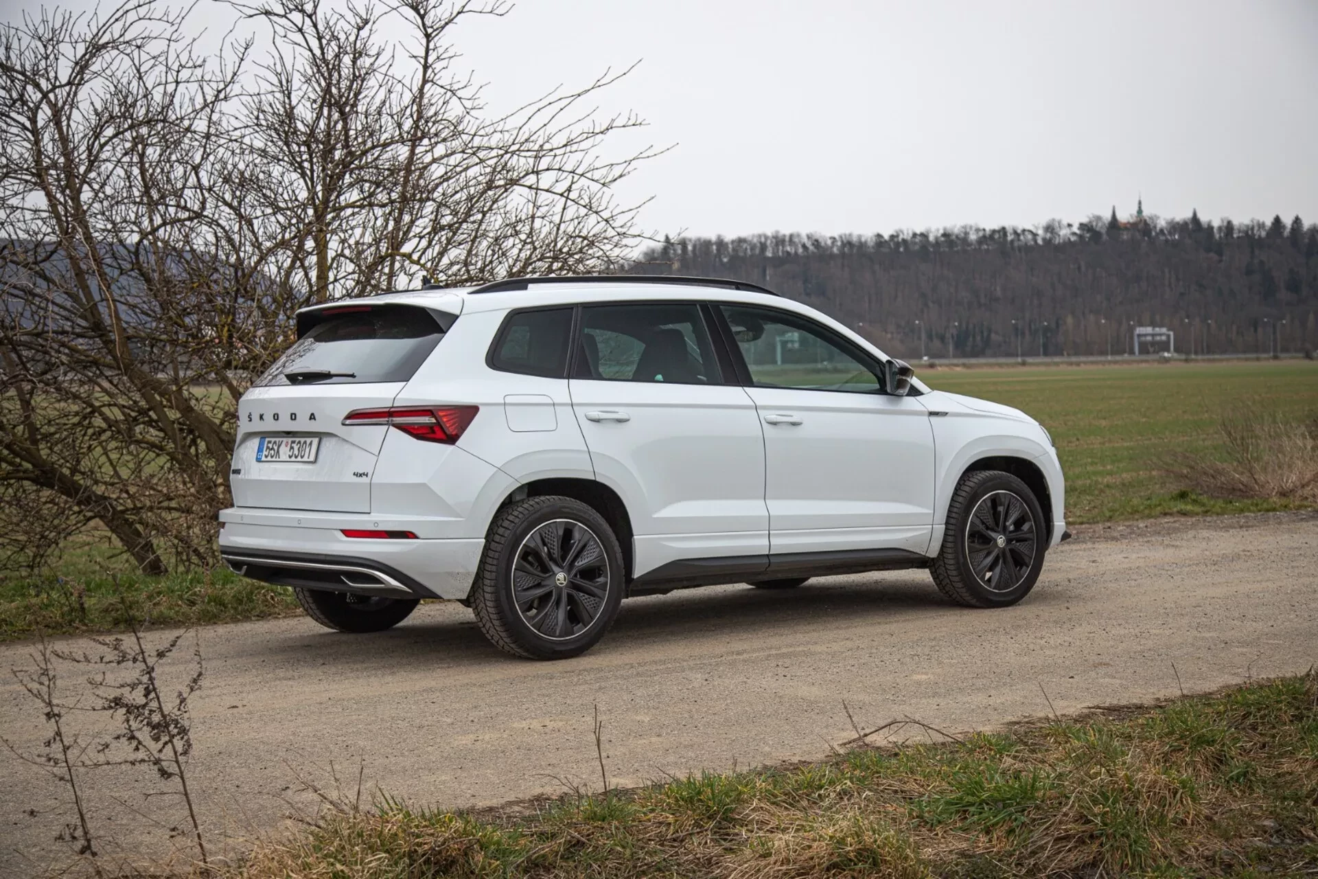 Škoda Karoq z boku - rozměry 4390 mm délky a 1841 mm šířky