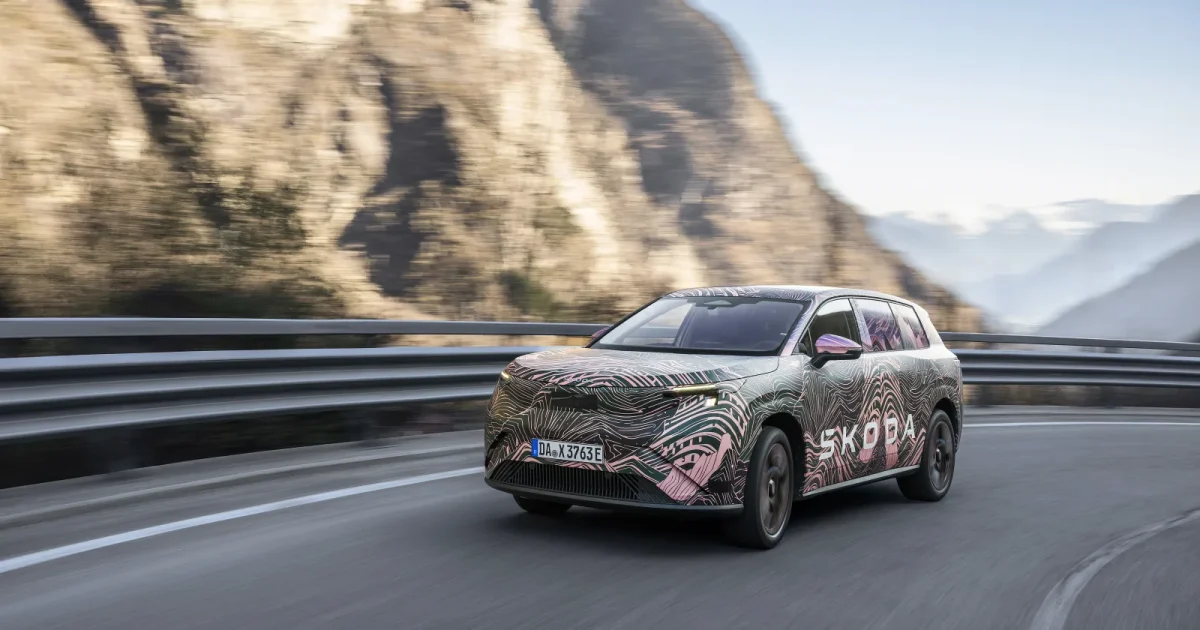 Maskovaný prototyp Škoda Peaq při testovací jízdě